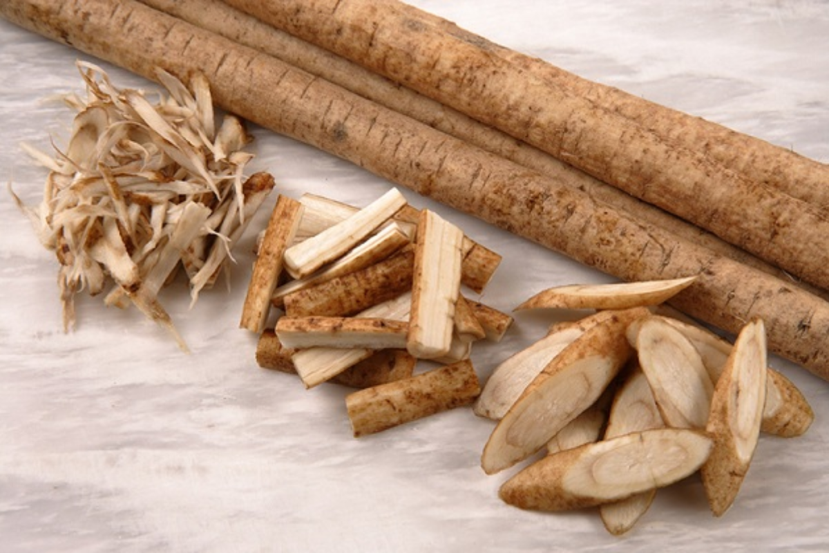 Ngâm ngưu bàng đã cắt trong nước trước khi nấu canh dưỡng sinh