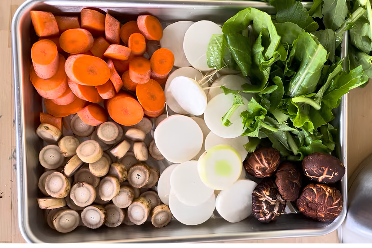 Nguyên liệu nấu canh dưỡng sinh tươi và khô được lựa chọn trước khi nấu